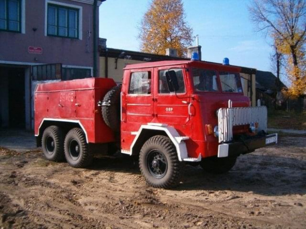 redni terenowy samochod ganiczy STAR 660 Zabudowa- POM---Układ jezdny: 6x6 Masa własna: 5800 kg..Ładownoć maksymalna: 4000 kg (w terenie 2500 kg) Długoć: 6,594 m.Szerokoć: 2,4 m Wysokoć: 2,875 m Przewit: 0,29 m Rozstaw kół: 1,86 m.Rozstaw osi: 2...