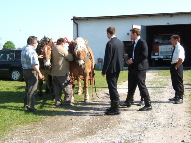 Przygotowywanie naszej sikawki do pokazu w Komendzie Powiatowej Państwowej Straży Pożarnej w Brzegu z okazji Dnia Strażaka.