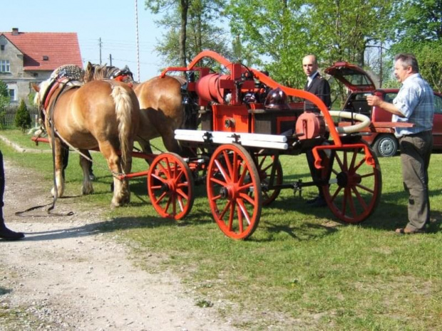 Przygotowywanie naszej sikawki do pokazu w Komendzie Powiatowej Państwowej Straży Pożarnej w Brzegu z okazji Dnia Strażaka.