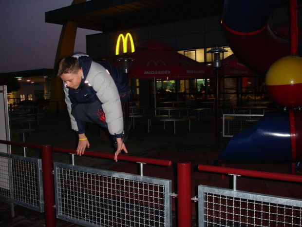 mój fotosik parkour:):P .Jeśli nie wiecie jest to spor extremalny wymyslony przez davida belle polecam ćwiczyc właśnie ten niepowtażalny sport!!.