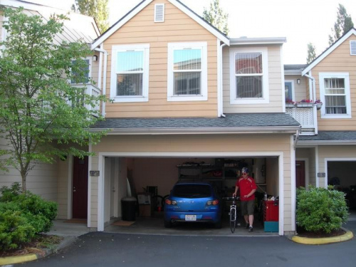 Widok na dom od frontu, z garazem na dwa samochody, tudziez jeden samochod i cztery rowery:)