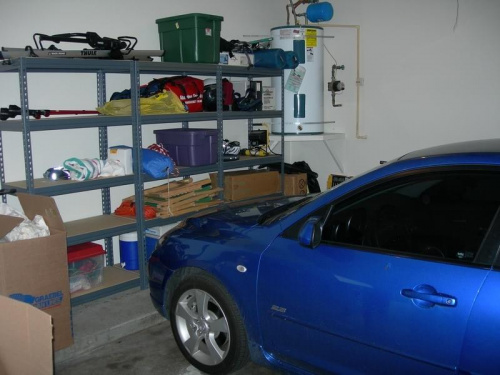 Garaz i nasza "electric blue" Mazda