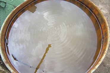 Działkowa beczka-źródło deszczówki #beczka #TaflaWody