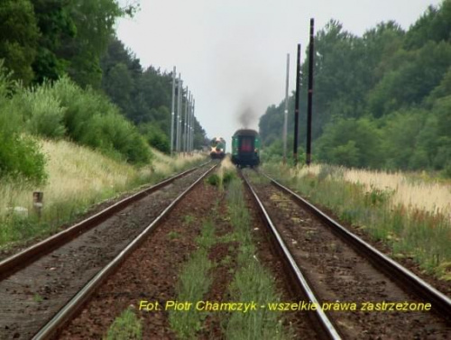 Ten sam pociąg oddalający się od Piły. W oddali pociąg posp. 85108 Barnim rel. Szczecin Głowny-Toruń.